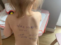 Девочка с номером мамы на спине: история нашумевшего фото маленькой украинки