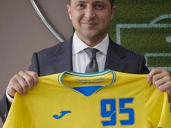 Зеленскому вручили именную футболку сборной Украины по футболу. Он сфотографировался для Instagram