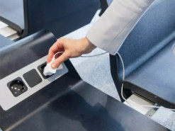 Експерти розповіли чим небезпечна зарядка телефону в аеропорту і як кіберзлочинці можуть вкрасти Ваші дані