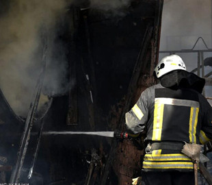 Спасатели опубликовали фото ликвидации пожара, возникшего вследствие ракетного обстрела по Одессе