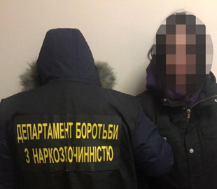 Поліцейські затримали жінку, яка організувала Інтернет-магазин з продажу наркотиків