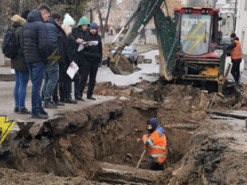 Как выглядит известный мем про кучу начальства и одного рабочего: забавное фото из Харькова