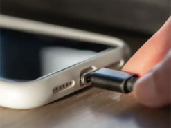 Це повільно "вбиває" телефон: три "ні" під час заряджання