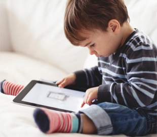 Ученые показали, как выглядит мозг ребенка во время чтения книг и игр на планшете