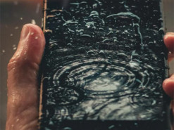 Як просушити телефон, якщо той упав у воду: розповідаємо покроково