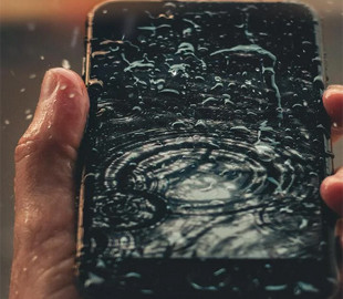 Як просушити телефон, якщо той упав у воду: розповідаємо покроково