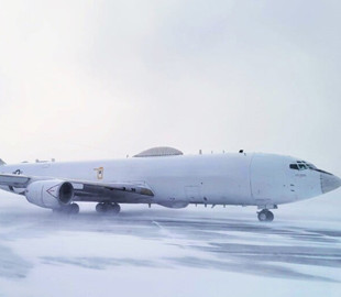 США передислокували у Гренландію "літак судного дня". ЗМІ згадали про Трампа й Медведєва