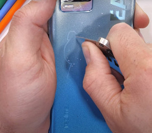 Пластиковый смартфон Realme 8 Pro оказался прочнее металлического Asus ROG Phone 5