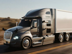 Автономный грузовик проехал 1500 км быстрее водителя