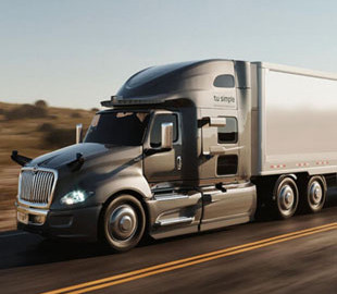 Автономный грузовик проехал 1500 км быстрее водителя