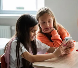 Лише з дозволу вчителя: Фінляндія обмежує використання смартфонів у школах