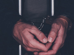 Черкащанин з автоматом прийшов у приміщення нотаріуса й погрожував його працівниці