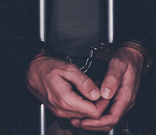 Черкащанин з автоматом прийшов у приміщення нотаріуса й погрожував його працівниці