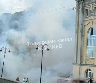 В центрі Києва спалахнула пожежа: дим видно з Труханового острова