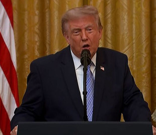 Трамп погрожує позбавити ліцензій телеканали, які не показали його промову