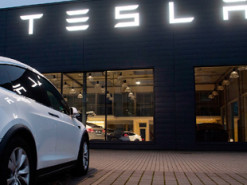 Tesla тратит на разработки в три раза больше других компаний