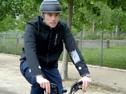 Ford представил умную куртку для велосипедистов