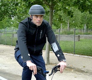 Ford представил умную куртку для велосипедистов