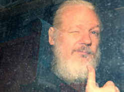 CNN: Джулиан Ассанж руководил вмешательством в выборы президента США в 2016 году из посольства Эквадора