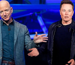 Компания Безоса раскритиковала Маска за опасный проект полета на Луну