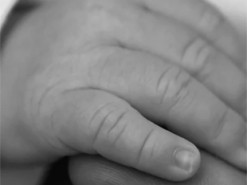 Бив малюка ножем: на Закарпатті батька підозрюють у вбивстві однорічного сина