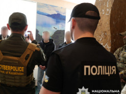 Поліцейські ліквідували мережу кол-центрів, через які викрадали криптоактиви