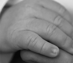 Бив малюка ножем: на Закарпатті батька підозрюють у вбивстві однорічного сина