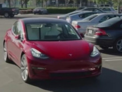 Tesla может лишиться права выпускать электромобили из-за проблем с описанием автопилота