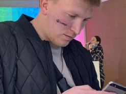 iPhone за тату на обличчі: в Києві чоловік взяв участь в екстремальній акції