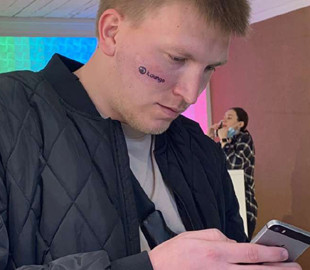 iPhone за тату на обличчі: в Києві чоловік взяв участь в екстремальній акції