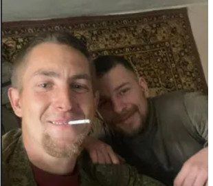 Оккупант украл у украинки смартфон и случайно "поделился" с ней своими фото и документом. Фото