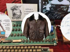 Бомбер Стіва Джобса та комп'ютер Apple-1 виставлять на аукціон