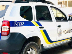 У Дніпрі чоловіки напали на поліцейського та відібрали його табельну зброю