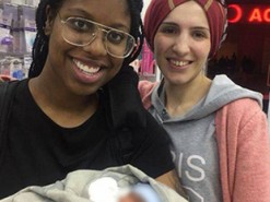 Девушка родила ребенка в чужой стране по урокам на YouTube