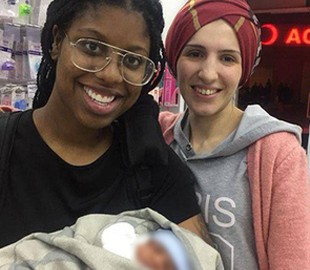 Девушка родила ребенка в чужой стране по урокам на YouTube