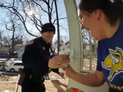 Полицейский арестовал водителя службы доставки и сам развез заказы