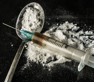 В Киеве полицейские изъяли у наркоторговки запрещенный товар на сумму 250 тысяч гривен