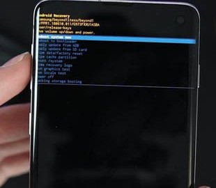 После обновления у пользователей навечно блокируется Galaxy S10