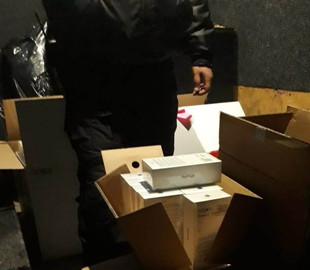 Чоловік намагався незаконно ввезти до України чималу кількість дороговартісних смартфонів