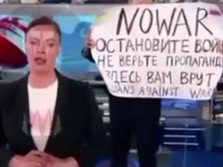 «Остановите войну! Не верьте пропаганде! Здесь вам все врут!», — в эфир «первого канала» ворвалась девушка с плакатом