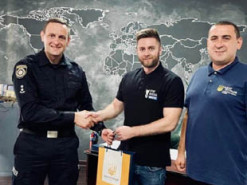 Кіберполіцейські Прикарпаття відзначили ІТ-волонтера, який блокував ворожі ресурси в мережі