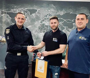 Кіберполіцейські Прикарпаття відзначили ІТ-волонтера, який блокував ворожі ресурси в мережі