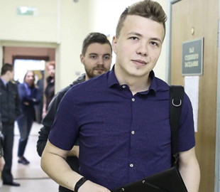 Беларусь: появились новые кадры допроса Романа Протасевича