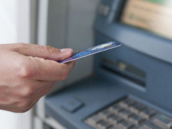Эксперты рассказали, какие ошибки при пользовании банкоматом украинцы делают чаще всего
