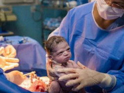 Новорожденная стала интернет-сенсацией из-за мрачного выражения лица