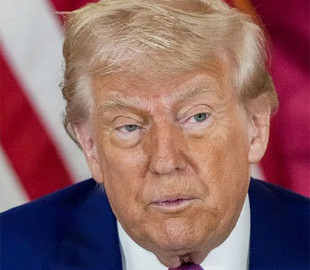 Трамп погрожує Apple митами у 25% за виробництво iPhone поза США