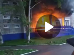 У Росії чоловік підпалив будинок Росгвардії: відео "пекельної" пожежі