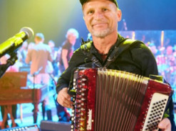 Олег Скрипка вирушає у пісенний тур на підтримку ЗСУ