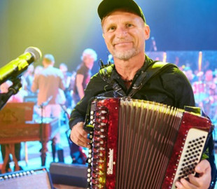 Олег Скрипка вирушає у пісенний тур на підтримку ЗСУ