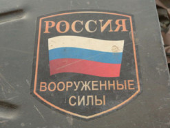 “Макбук” в бронежилеті: російські окупанти гинуть через мародерство та зажерливість